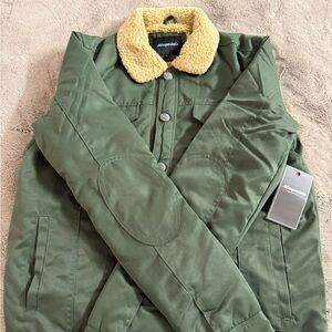 Aeropostale Men's Olive Jacket with Cream Collar